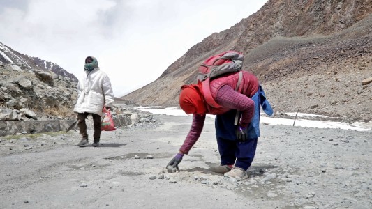 Así trabajan en una de las ruta más altas del mundo