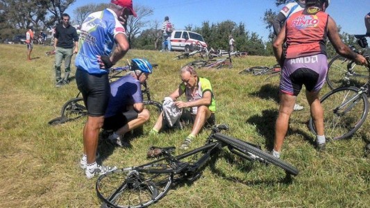 Dos camionetas embistieron a un pelotón de ciclistas