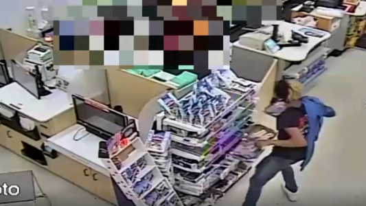 60 adolescentes saquean un supermercado