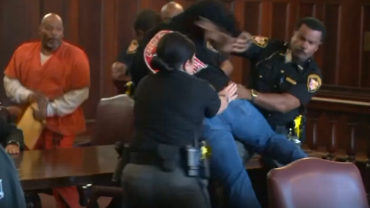 Piñas en un juzgado antes de la sentencia