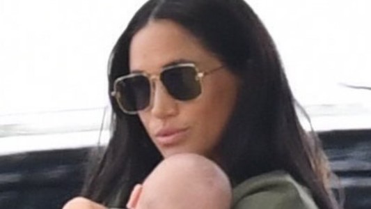 Críticas en las redes sociales a Meghan Markle por la forma en la que carga a su bebé Archie