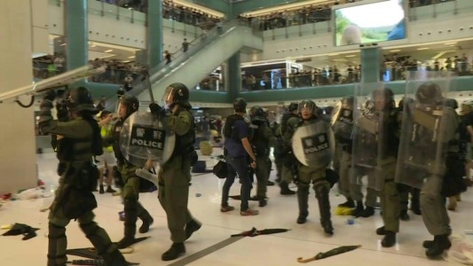 Nuevos enfrentamientos entre policías y manifestantes en Hong Kong