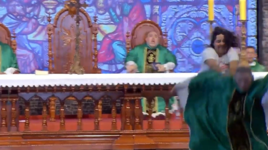 Una mujer empujó y tiró del escenario al sacerdote durante la misa