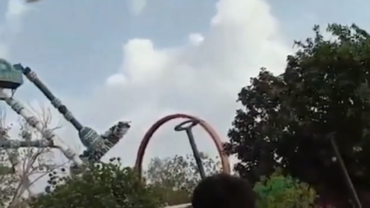 Juego mecánico se parte a la mitad y deja dos muertos