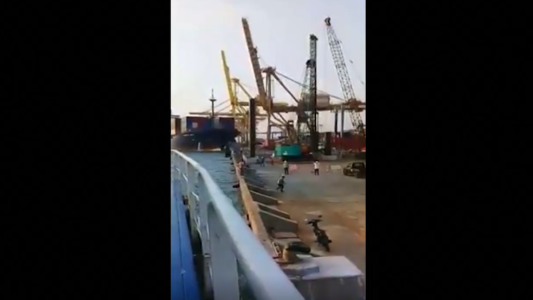 Un barco chocó contra el puerto y tiró abajo una grúa
