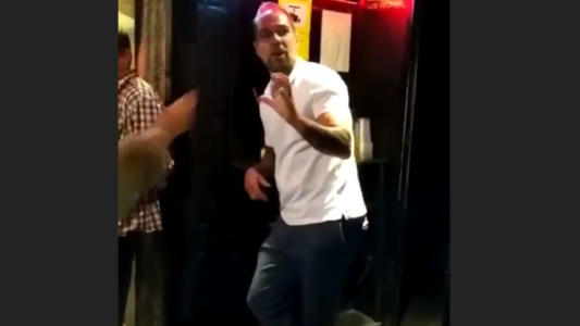 Un hombre golpea a varias mujeres en la puerta de un bar