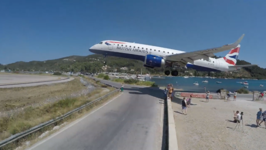 Escalofriante aterrizaje a pocos metros de la playa