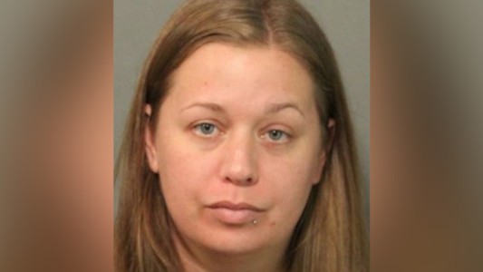 Grabó a su pequeña hija chupando un bajalenguas en una clínica: podría ir presa 30 años