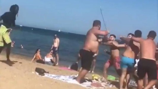 Video: violenta pelea masiva en una playa del centro de Barcelona