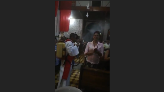 Polémica por cura que rocía agua bendita con un fumigador