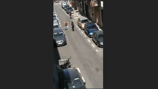 Joven intenta apuñalar a policías y recibe un disparo