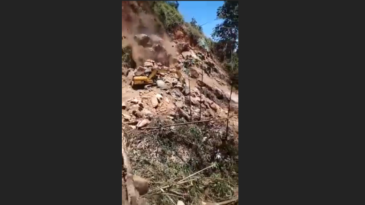 Una retroexcavadora se salvó de caer a un precipicio