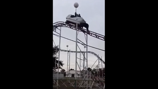 Dos chicas quedaron varadas en una montaña rusa