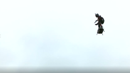 La mirada del soldado volador en el desfile militar