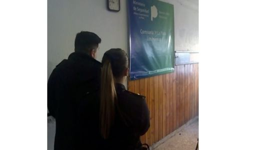 Estaba denunciando por violencia a su novio, entró y la ahorcó en la comisaría