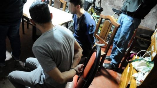Detuvieron al jefe de la barra brava de Tristán Suárez tras balear a empleada de un supermercado chino