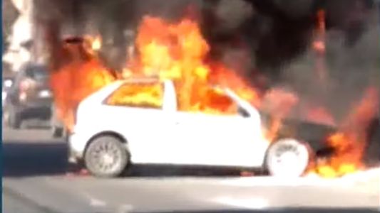 Se prendió fuego el auto, explotó el tubo de GNC y se rompieron los vidrios de las casas vecinas