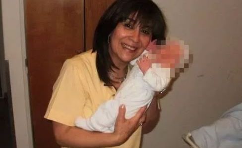 Hallan muerta a una ginecóloga en el patio de su casa