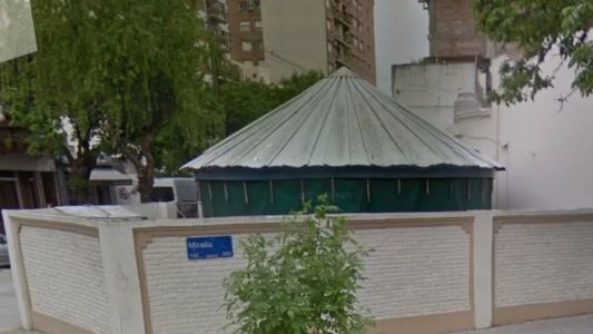 Conocé la histórica calesita que funciona en el patio de una casa