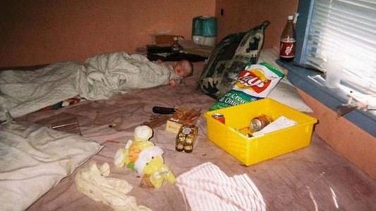 Las fotos escalofriantes de una joven que creció junto a su madre adicta a las drogas
