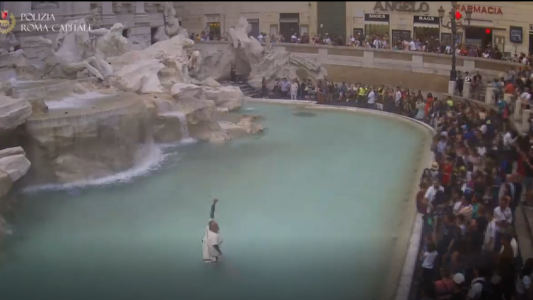 Protesta y circo: "senador romano" apresado en la Fontana di Trevi