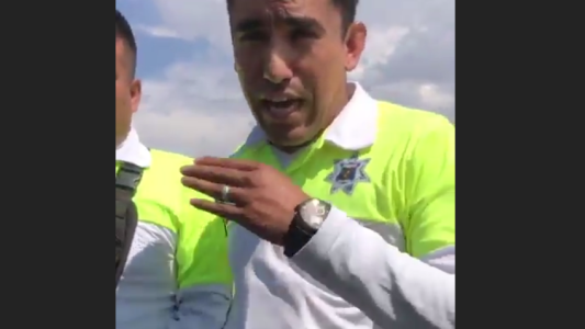 Policía de tránsito golpea a un automovilista durante una discusión