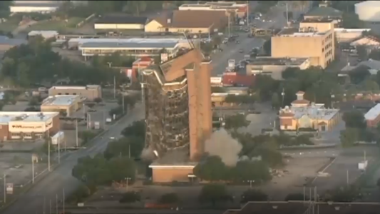 El explosivo derrumbe de un banco histórico