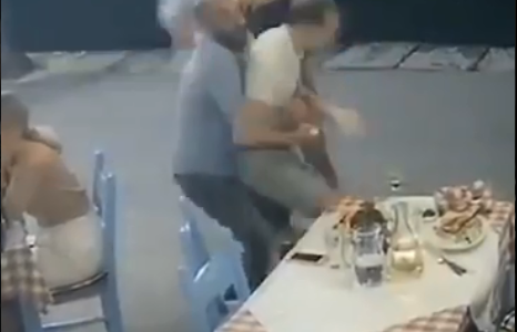 La maniobra de un mozo que salvó la vida de un joven en un restaurante