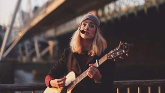 Empleada de un supermercado le muestra un tema a un cliente y consigue un contrato