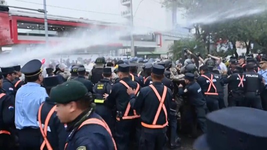 Violento choque entre taxistas y policías en protesta contra Uber