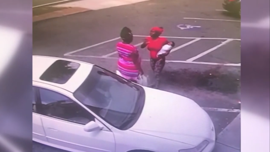 Fallece bebé tras caer de los brazos de su madre durante pelea