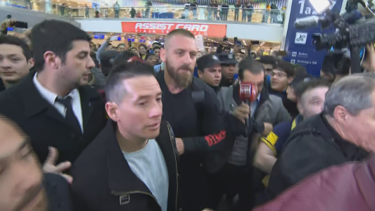 Caos y euforia por la llegada de De Rossi a Ezeiza