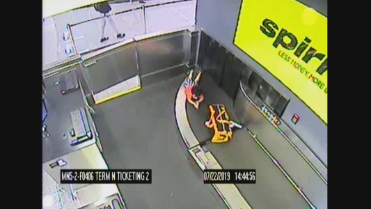 El peligroso paseo de un nene por la cinta de las valijas