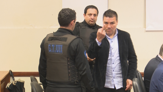 El gesto amenazante de un ex campeón de boxeo acusado de violar a su hija