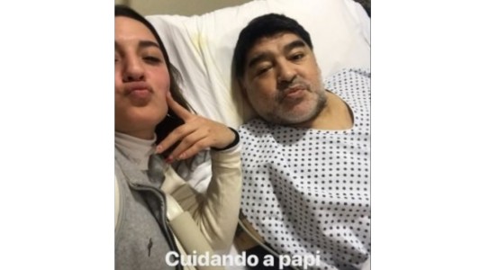 Jana Maradona fue a cuidar a Diego que se recupera tras la operación