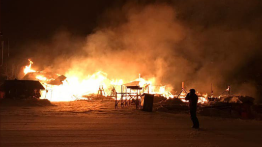 Voraz incendio consumió la confitería del cerro Chapelco