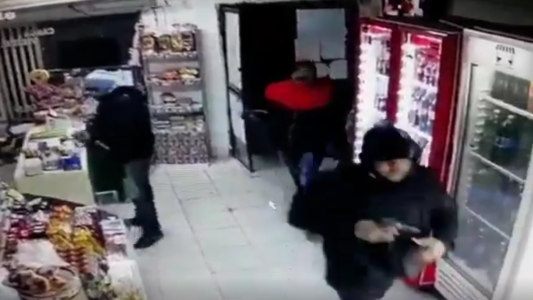 Tres delincuentes asaltaron un kiosko a cara descubierta