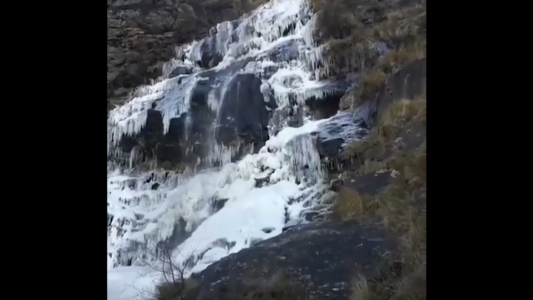 La ola de frío congeló una cascada en Tucumán