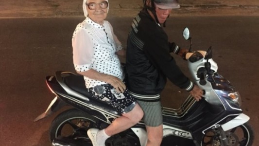 La abuelita que decidió gastar su pensión viajando de mochilera por el mundo