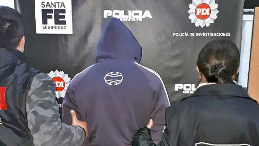 Está acusado de un crimen y fue al tribunal con las zapatillas de la víctima
