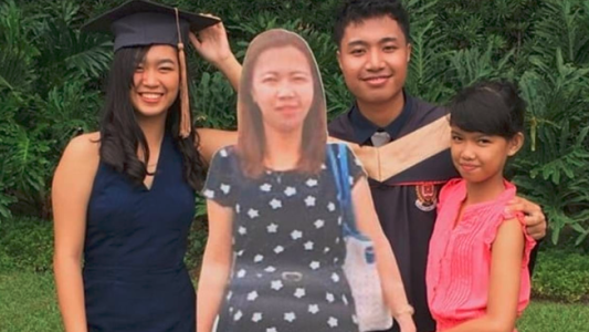 El joven que llevó una figura en tamaño real de su madre muerta a su graduación