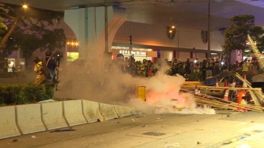 Gases y balas de goma en otra jornada de protestas en Hong Kong