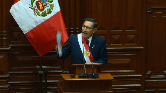 Presidente peruano ofrece recortar su mandato y adelantar elecciones