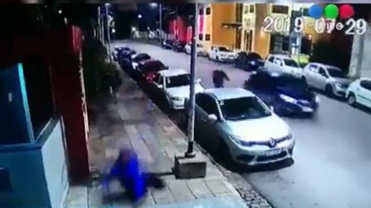 Le robaron el auto y lo golpearon para robarle la campera