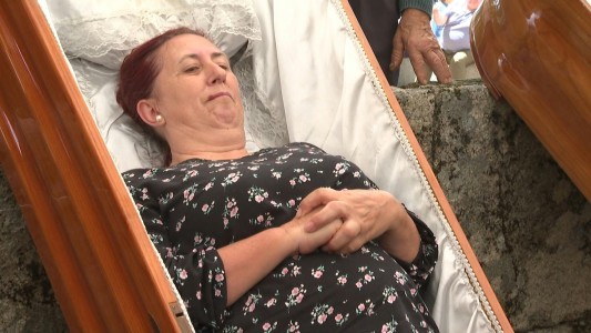 Procesión de ataúdes abiertos en un pueblo español