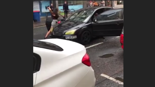 El momento en que conductor enfurecido atropella a un peatón