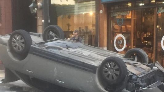 Recoleta: chocó, volcó y le encontraron un frasco con 10 gramos de marihuana