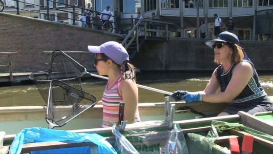 Pesca "plástica" en los canales de Amsterdam