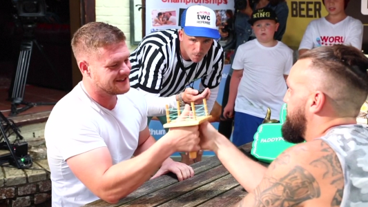 El insólito campeonato mundial de "lucha de pulgar"