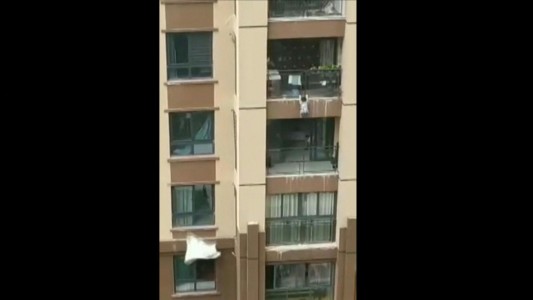 Un niño de tres años resulta ileso tras caer de un quinto piso